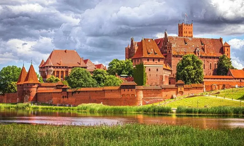 Zamek w Malborku z psem